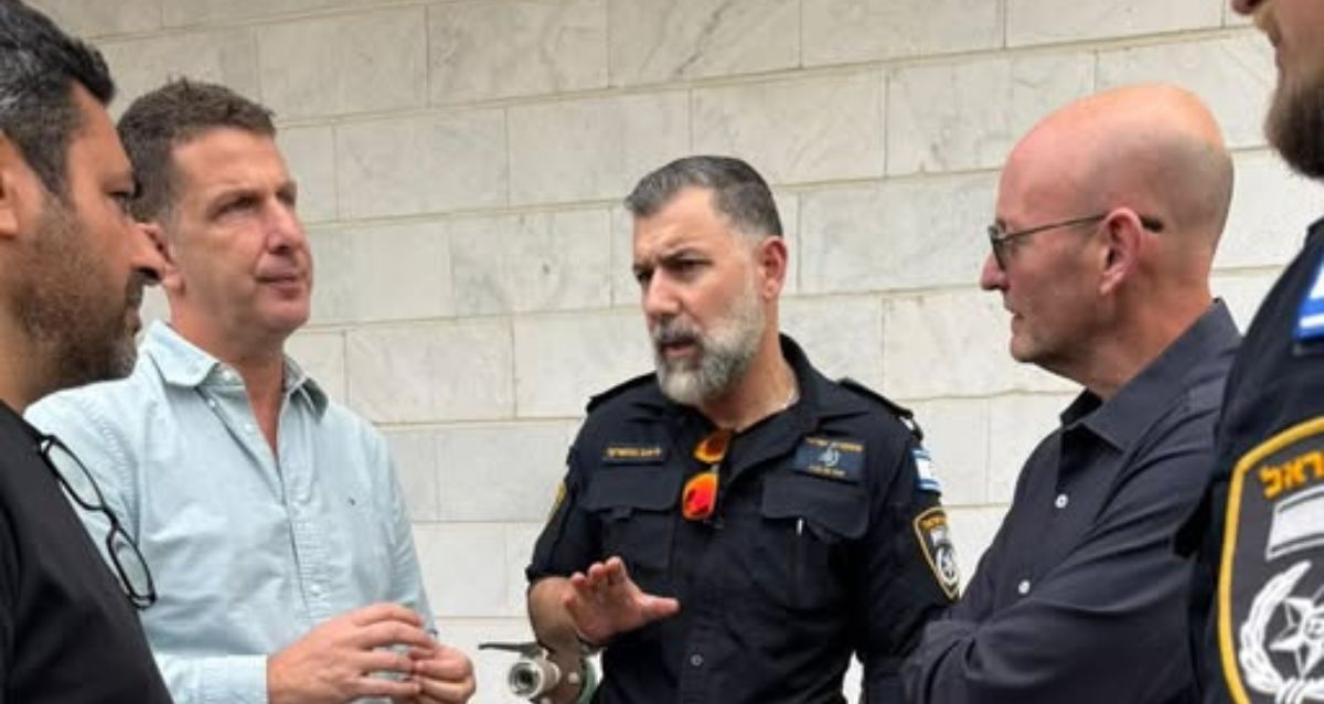 יריב פישר עומד ומשוחח עם שוטרים, צילם: עיריית הרצליה