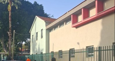 קיר חזית המבנה בית הספר הממלכתי דתי יבנה ברעננה