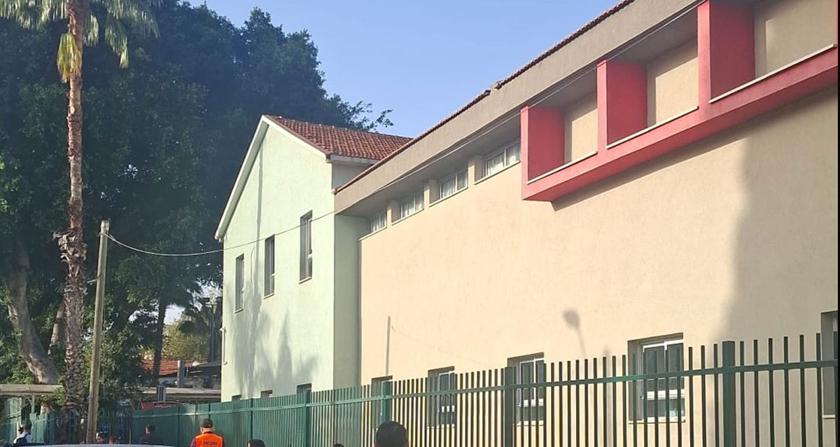 קיר חזית המבנה בית הספר הממלכתי דתי יבנה ברעננה