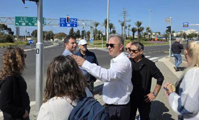 מנכ"ל עיריית רמת השרון יורם אברהמי (במרכז) עם מהנדס העיר שי אללוף (בחולצה כחולה) בסיור בצומת הכפר הירוק