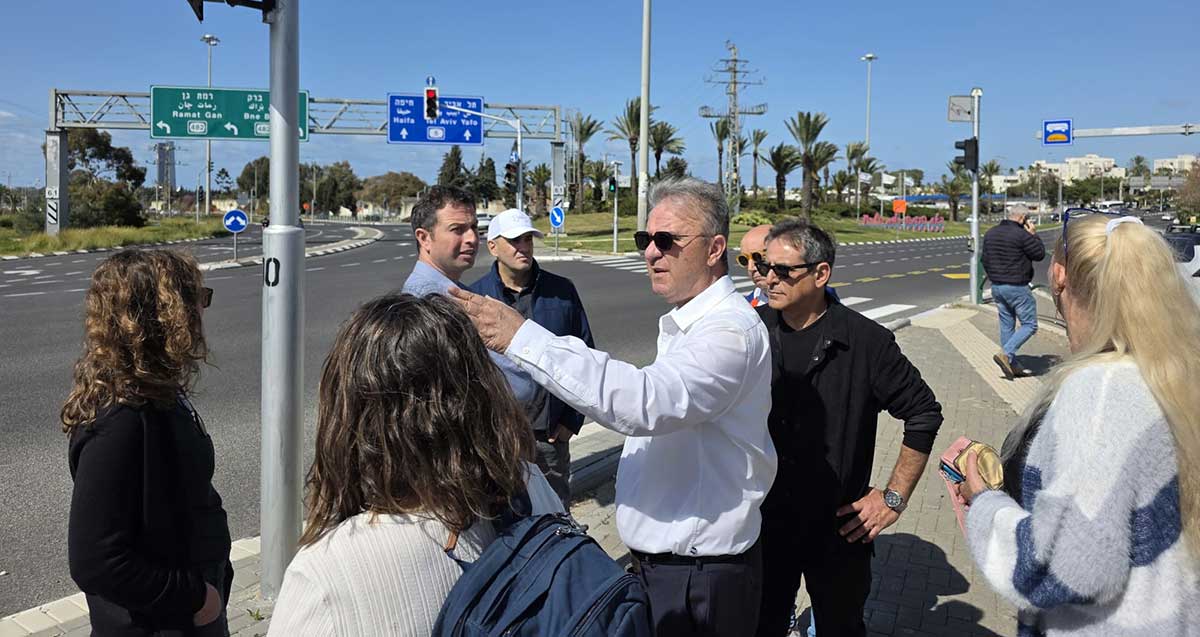 מנכ"ל עיריית רמת השרון יורם אברהמי (במרכז) עם מהנדס העיר שי אללוף (בחולצה כחולה) בסיור בצומת הכפר הירוק
