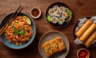 שולחן עץ עם נודלס, אגרול, סושי וקריספי אורז, הדמיית בינה מלאכותית: שרון אונליין