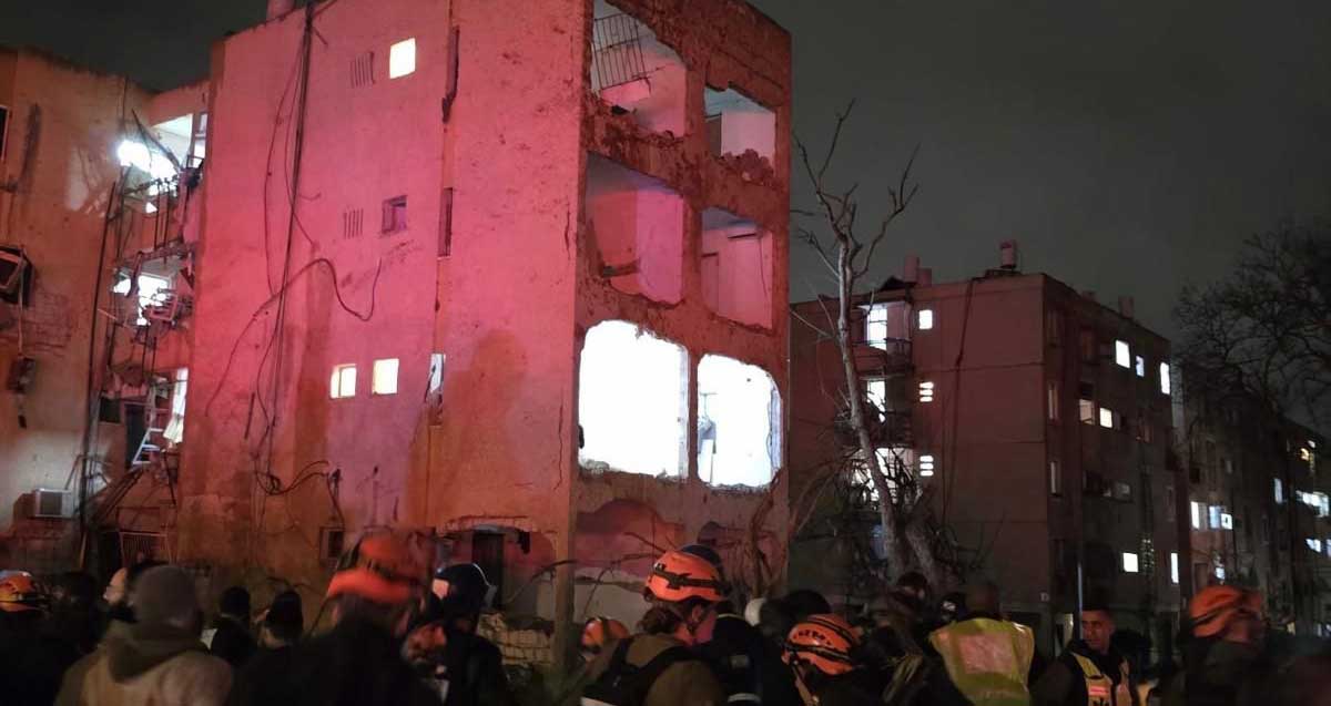 בניין שנפגע כתוצאה מפגיעת הטיל בערד. כוחות ההצלה בשטח למרגלותיו
