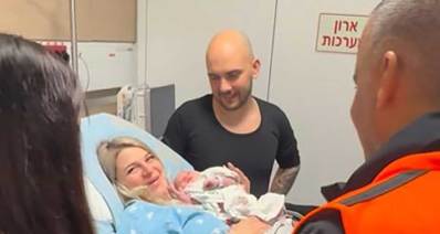 ההורים הטריים אוולין ורומן והתינוק שנולד בבית החולים מאיר באזעקת צבע אדום