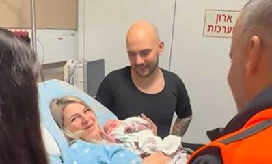 ההורים הטריים אוולין ורומן והתינוק שנולד בבית החולים מאיר באזעקת צבע אדום