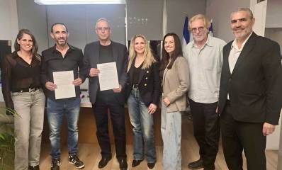 משמאל עם ההסכם הקואליציוני שנחתם - ענת לין, גיא קלנר, איציק רוכברגר, סיון שמרי דהן, לירון בלומנר, עידן למדן, יעקב קורצקי