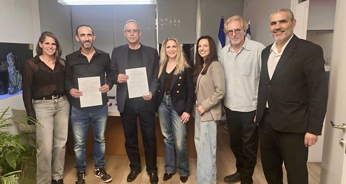 משמאל עם ההסכם הקואליציוני שנחתם - ענת לין, גיא קלנר, איציק רוכברגר, סיון שמרי דהן, לירון בלומנר, עידן למדן, יעקב קורצקי