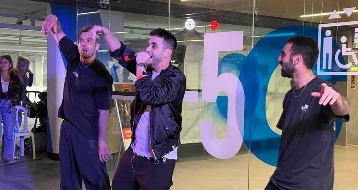 קוים רובין בקומה מינוס חמש בביג גלילות. להקה של שלושה גברים.