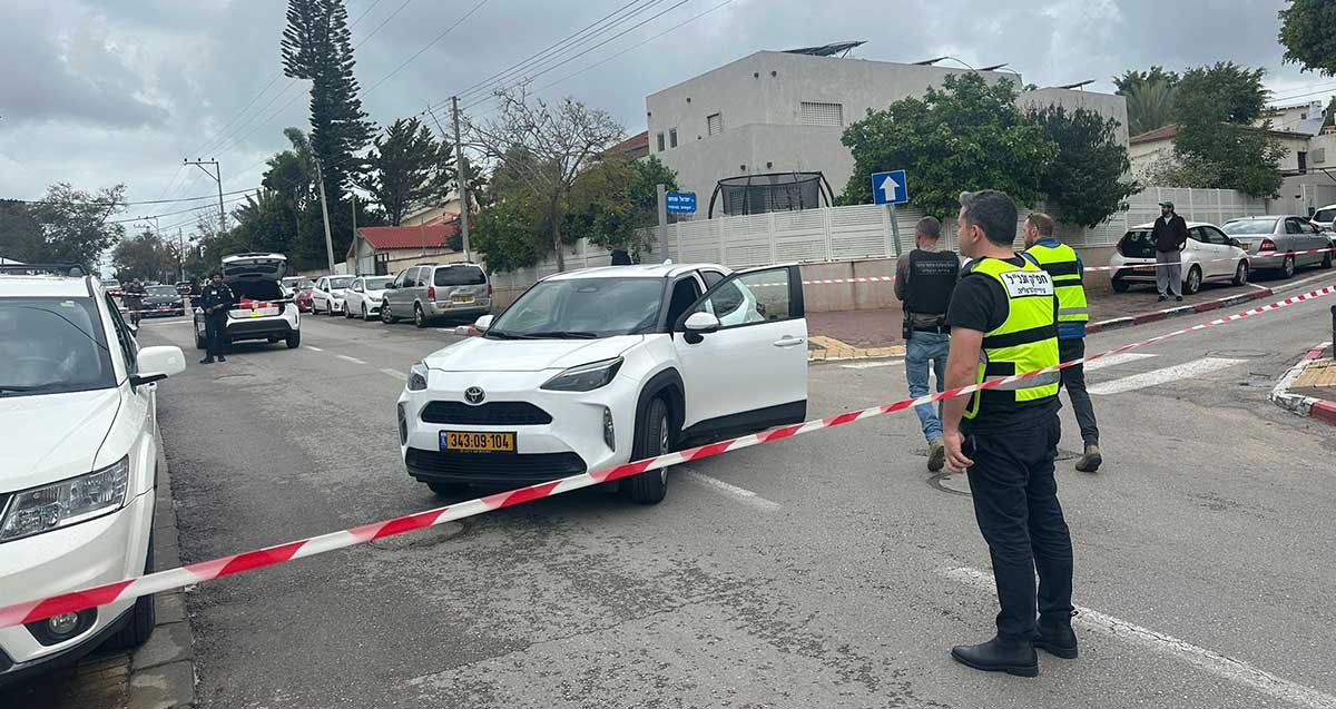 זירת נפילת שברי טיל בשכונת נווה עמל. צילום: עיריית הרצליה