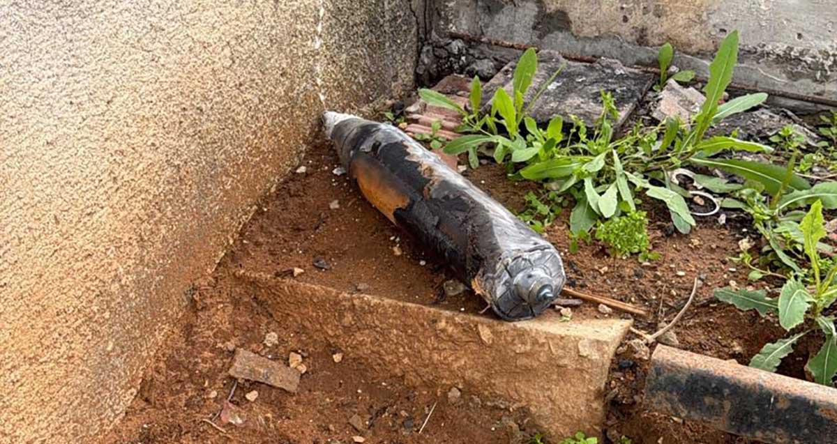 זירת נפילת שברי טיל בשכונת נווה עמל. צילום: עיריית הרצליה