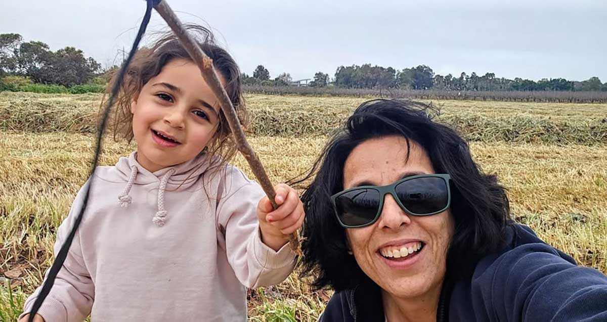 חברת מועצת העיר רמת השרון דניאלה יעקובי עם בתה בשדה פתוח