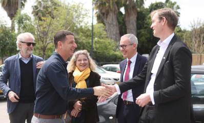 יריב פישר עם שגרירי המדינות. יריב לוחץ יד עם שגריר, ולידם עוד שני שגרירים.