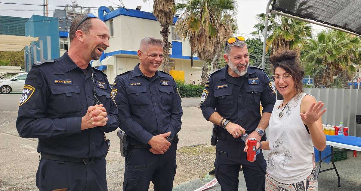 מימין: סנ"צ ליאב מנשרוף מפקד תחנת גלילות, תנ"צ צחי שרעבי מפקד מרחב ירקון, ברקע תחנת גלילות בהרצליה
