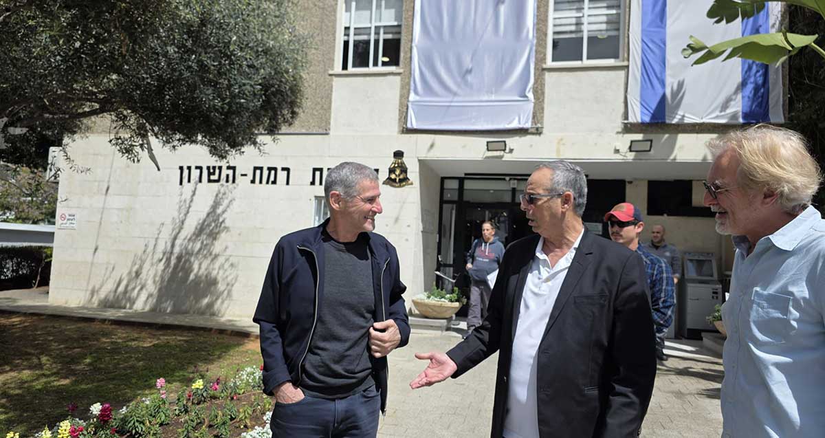 עידן למדן, איציק רוכברגר, יאיר גולן, עומדים לפני הכניסה לבניין העירייה.
