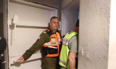 קצין מפיקוד העורף בפתח מקלט ציבורי