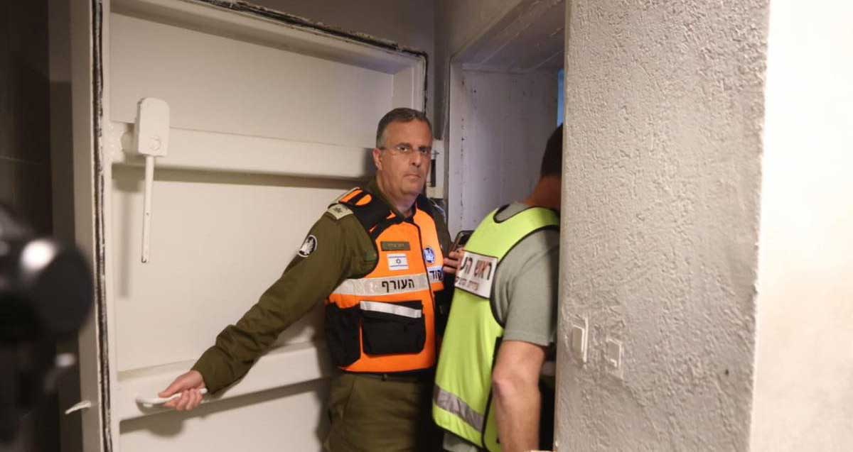 קצין מפיקוד העורף בפתח מקלט ציבורי