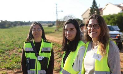 העובדות הסוציאליות בחירום. שלוש עובדות סוציאליות עם ווסטים ירוקים בשטח פתוח