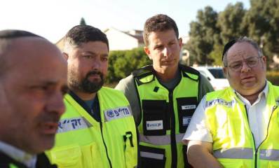 יריב פישר, ראש העיר הרצליה עם צוות אנשי זקא באפודים צהובים