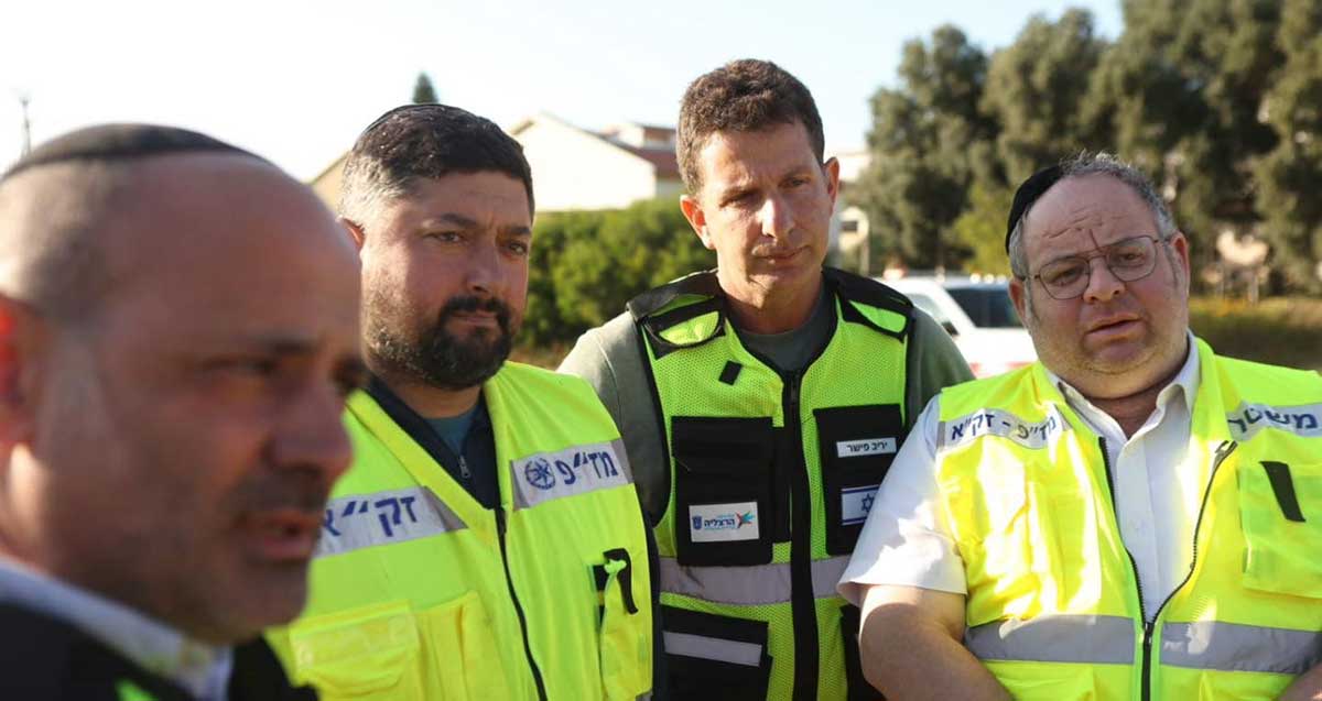 יריב פישר, ראש העיר הרצליה עם צוות אנשי זקא באפודים צהובים