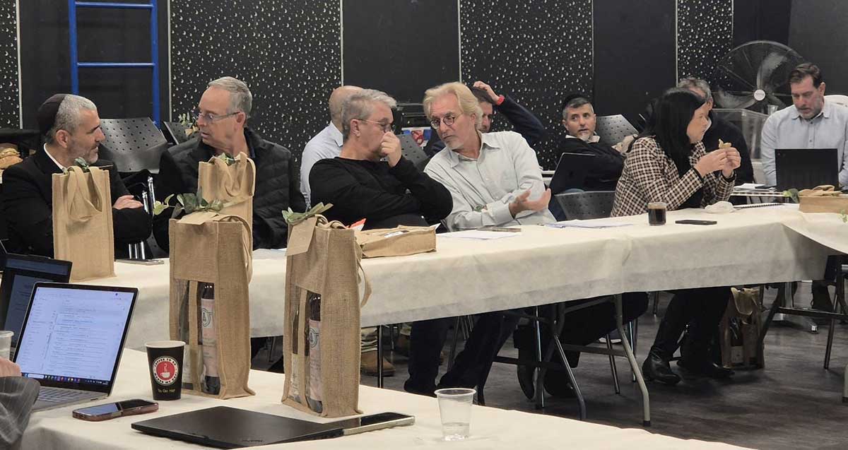 בקבוקי יין לחג הפסח בישיבת מועצת העיר בבונקר