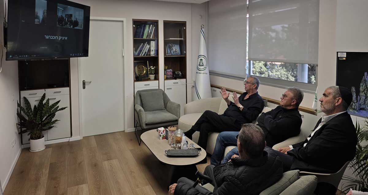 מימין - יעקב קורצקי, יורם אברהמי ואיציק רוכברגר בשיחת הזום עם משרד הפנים