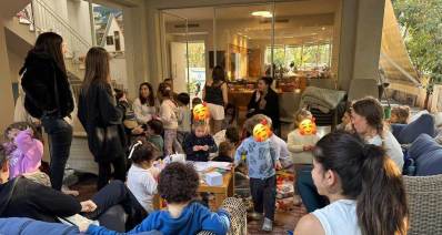 מפגש הפוגה בבית קרן מקסימוב ברנדס. ילדים והורים בדירה.