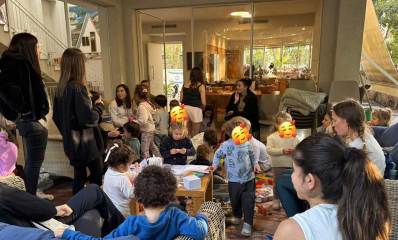 מפגש הפוגה בבית קרן מקסימוב ברנדס. ילדים והורים בדירה.