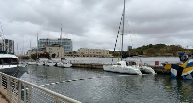 סירה טובעת במרינה, צילום: עיריית הרצליה