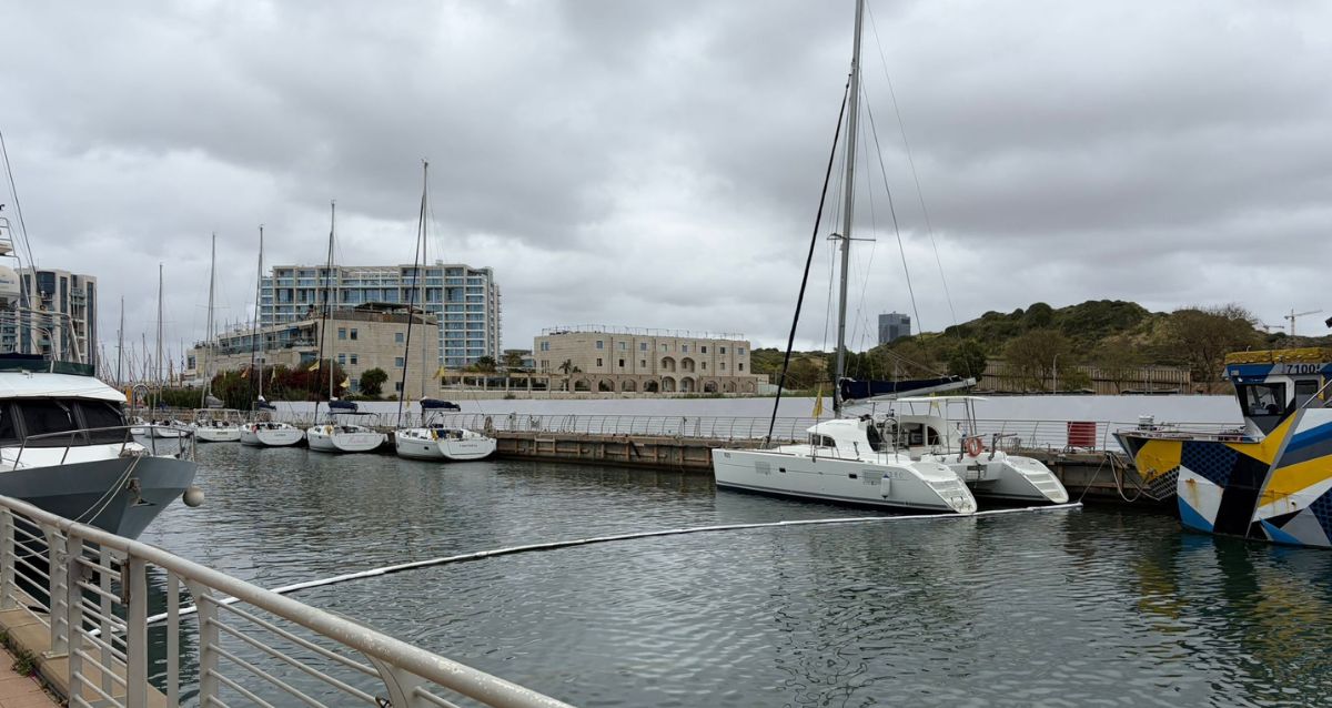 סירה טובעת במרינה, צילום: עיריית הרצליה