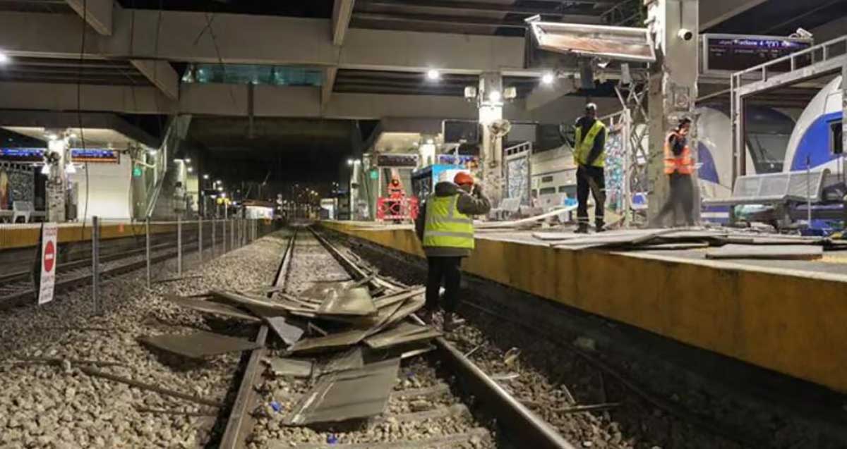 פגיעת טיל מתפזר איראני בתחנת סבידור מרכז. שברים של המבנה על מסילת הברזל ועל הרציף.