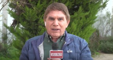 משה נוסבאום עם חולה תכלת ומיקרופון ביד, צילום: מתוך חדשות הבוקר עם ניב רסקין N12