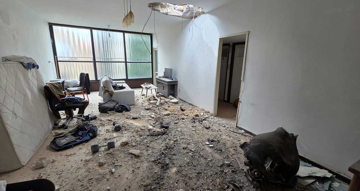 נפילת רסיס טיל איראני בדירה בכפר סבא