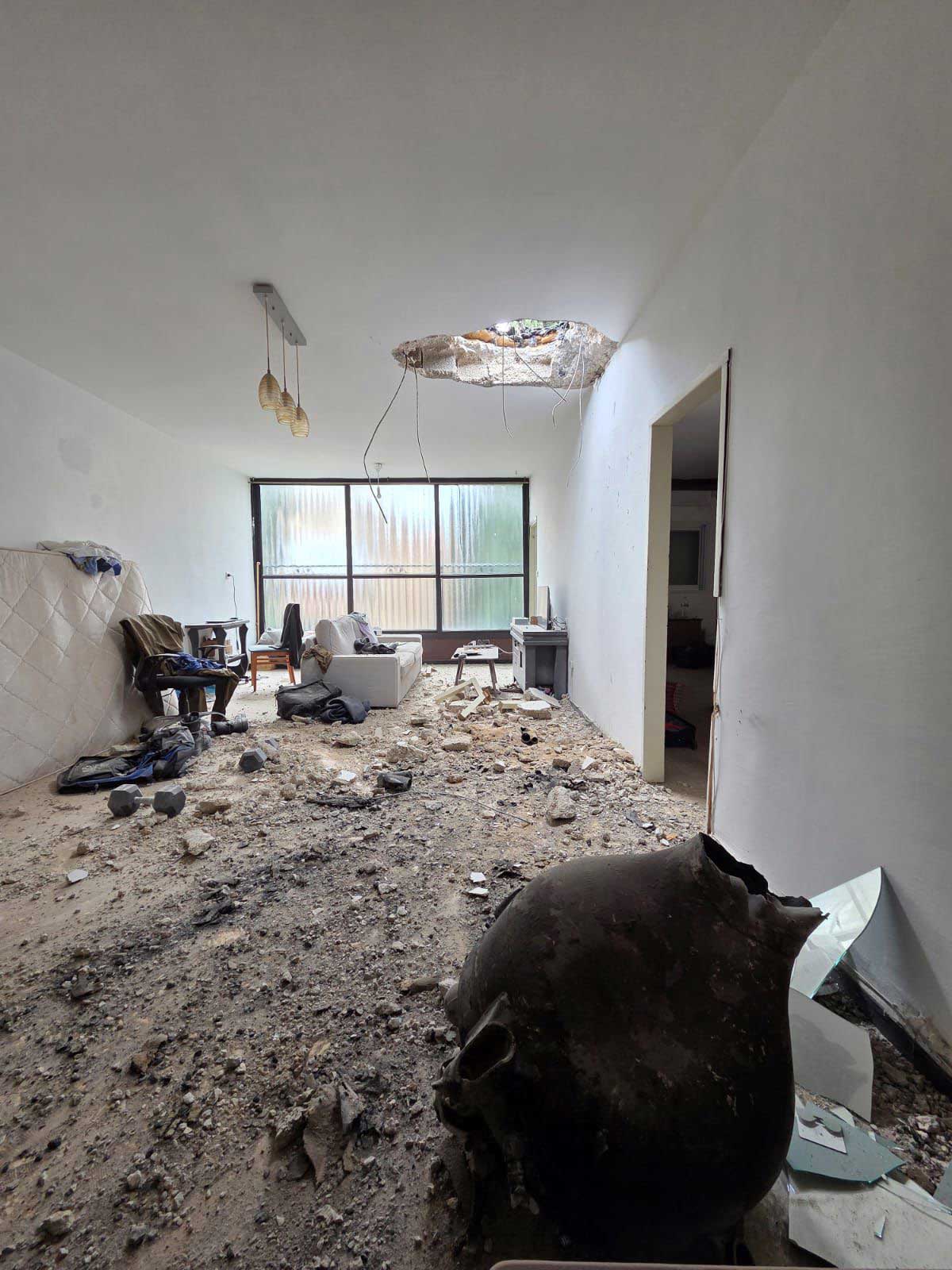 נפילת רסיס טיל איראני בדירה בכפר סבא