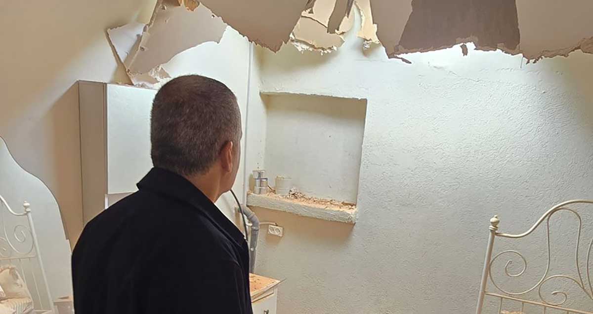 ראש העיר, רפי סער, בדירה שספגה נפילת רסיס טיל איראני