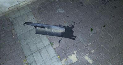 שבר יירוט טיל על מדרכה, צילום: עיריית הרצליה