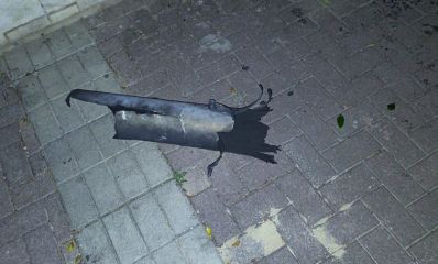שבר יירוט טיל על מדרכה, צילום: עיריית הרצליה