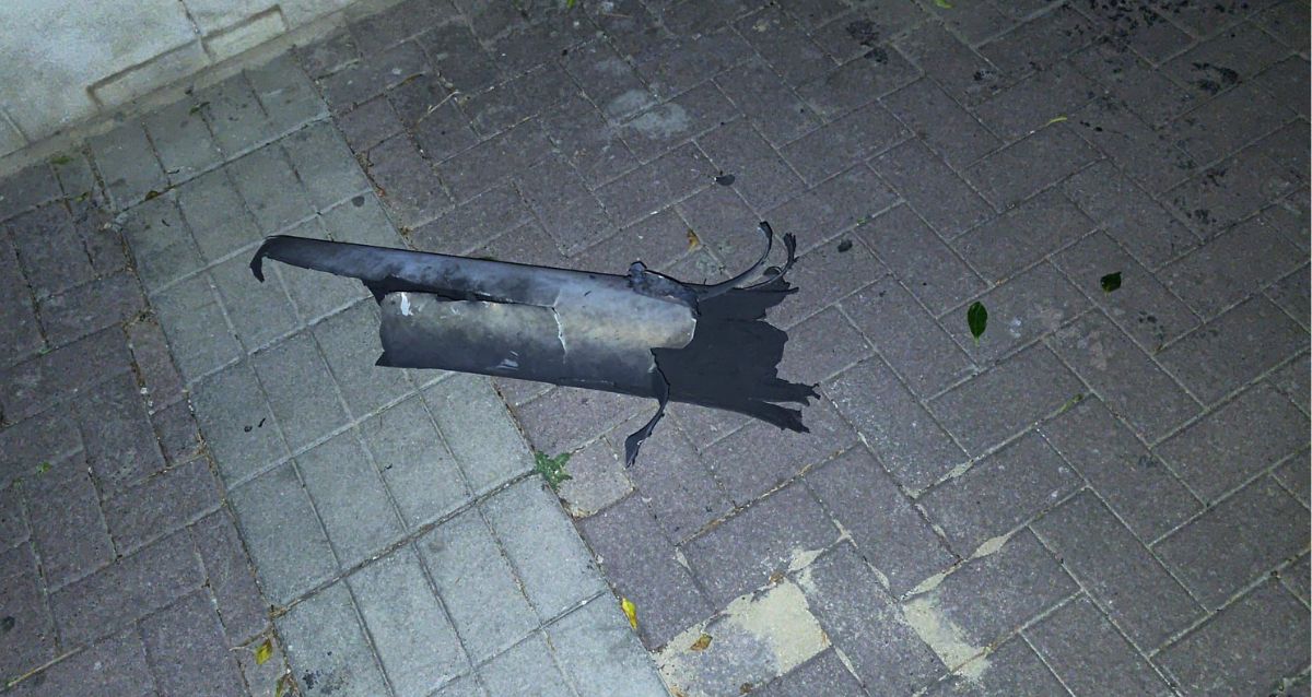 שבר יירוט טיל על מדרכה, צילום: עיריית הרצליה