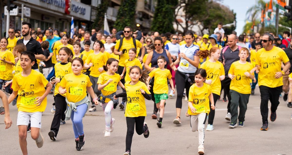 ילדים ומבוגרים עם חולצות צהובות רצים במרוץ כפר סבא, צילום: עיריית כפר סבא