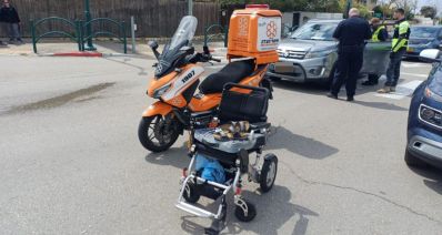 אופנוע כתום של איחוד הצלה ליד כיסא גלגלים ממנוע, צילום: איחוד הצלה