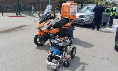 אופנוע כתום של איחוד הצלה ליד כיסא גלגלים ממנוע, צילום: איחוד הצלה