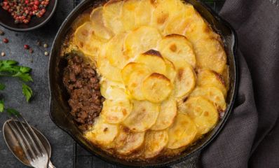 תבנית עגולה עם סינייה בשר שלקחו ממנו טעימה, צילום: חלי ממן