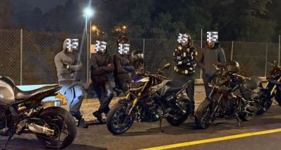 4 אופנועים עומדים בצג הכביש, בעליהם נמצאים ליד, צילום: עיריית כפר סבא