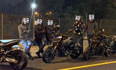 4 אופנועים עומדים בצג הכביש, בעליהם נמצאים ליד, צילום: עיריית כפר סבא