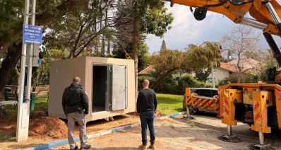מנוך מציב מיגונית יבילה, צילום: מועצה כפר שמריהו