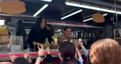 מנהחת בית הספר ואישה נוספת באוטו גלידה, מגישות גלידה לילדים, צילום: מתוך טיקטוק לפי סעיף 27א'