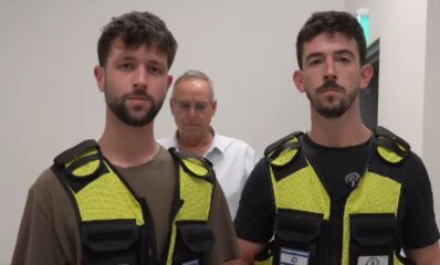 איתי ועמרי עומדים עם וסטים צהובים ומאחוריהם ראש העיר, צילום: מתוך הסרטון של עיריית רמת השרון