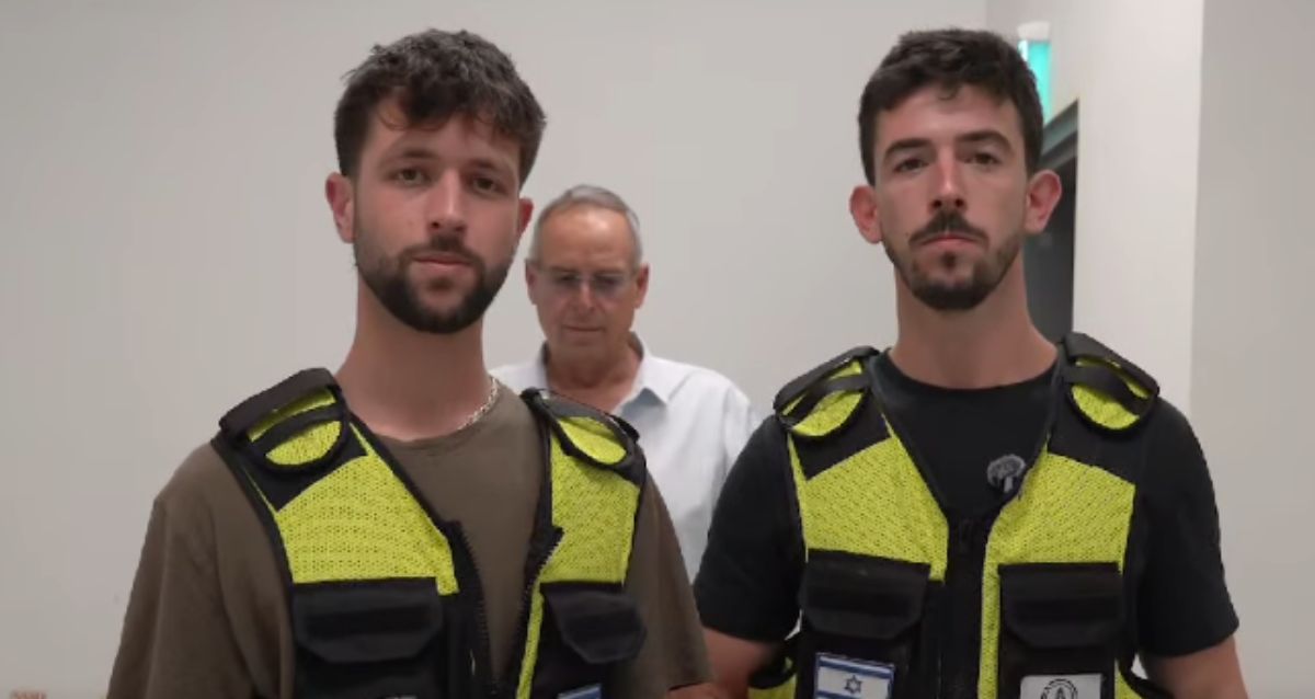 איתי ועמרי עומדים עם וסטים צהובים ומאחוריהם ראש העיר, צילום: מתוך הסרטון של עיריית רמת השרון