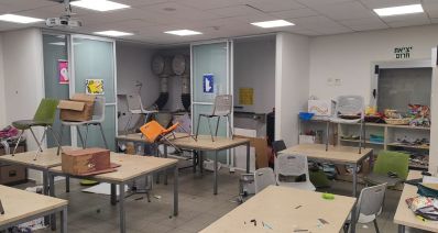 כיתה בבית ספר עם חומרי יצירה מפוזרים, צילום: עיריית כפר סבא