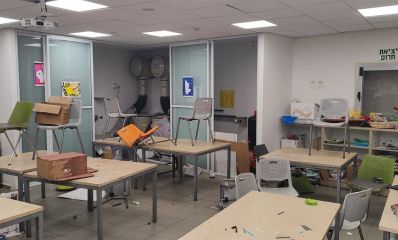 כיתה בבית ספר עם חומרי יצירה מפוזרים, צילום: עיריית כפר סבא