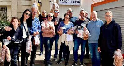 סיירת חלוקת חלות רמת השרון. צילום קבוצתי של הנשים והגברים עם חלות ביד.